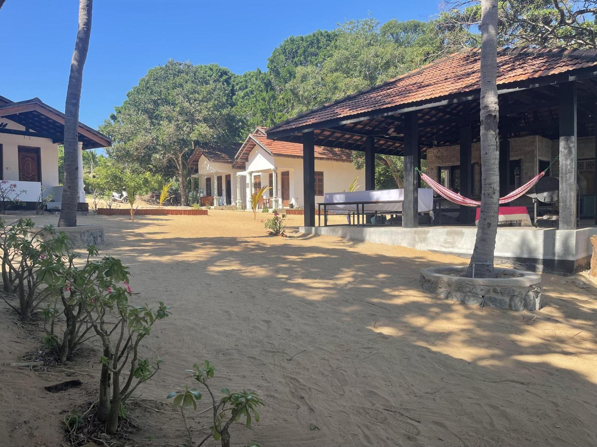 Kudah Bay Surf Camp Homestay *